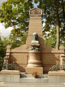 hahnemann tribute statue